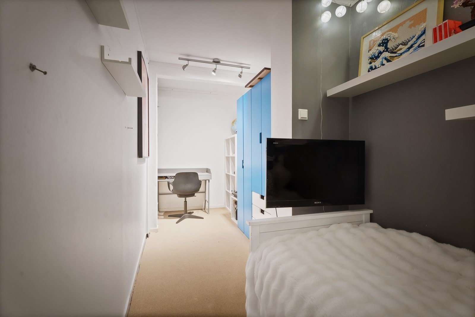 Dette rommet var tidligere tv-stue og bod som har blitt slått sammen, i regi av tidligere eier. Det ble satt inn vindu og gjort om til et soverom. Innredning av rommet til bruk for varig opphold ble ikke bruksendret/omsøkt og er ikke godkjent. Galleribilde