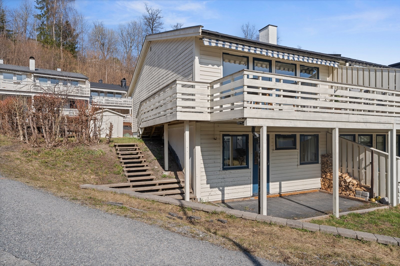 Huset ligger fint til med nærhet til flotte turområder og badeplasser. Det er gangavstand til fjorden, skoler, barnehager og dagligvare. Galleribilde