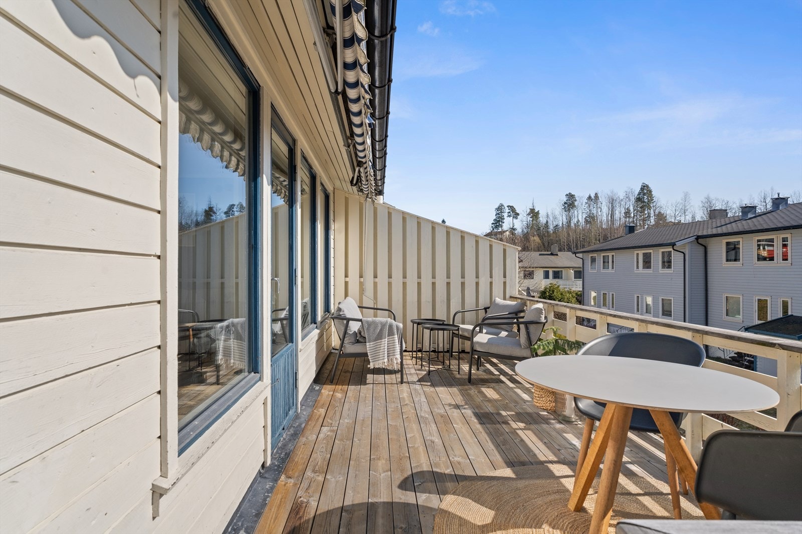 Huset ligger på en solrik tomt med flotte uteplasser, som gir mulighet for å nyte uteområdene gjennom hele året. Galleribilde