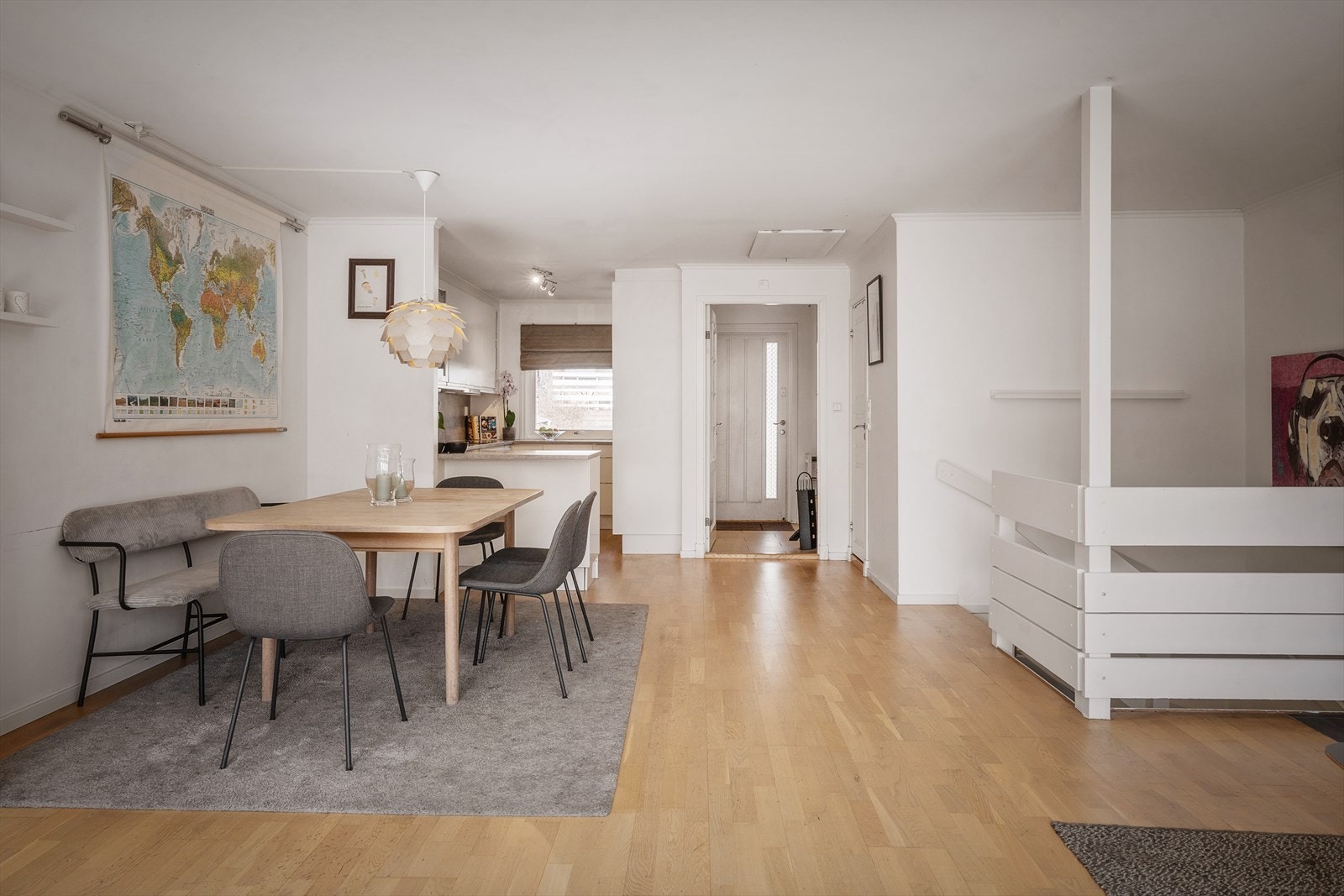 Hyggelig og lys stue med åpen løsning mot både spisestue og kjøkken, som skaper en sosial atmosfære. Galleribilde