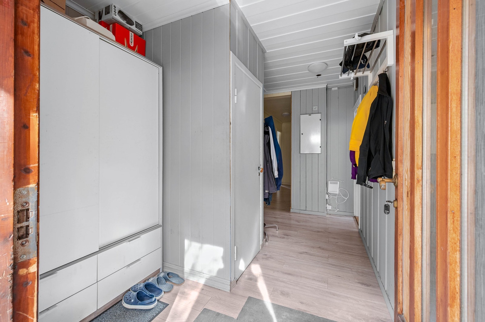 Entré med garderobeskap Galleribilde