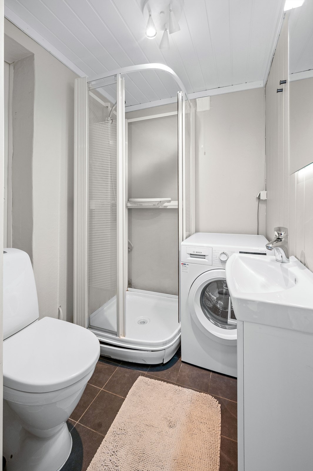 Bad med dusjkabinett og gulvvarme - Hybel i underetasje Galleribilde