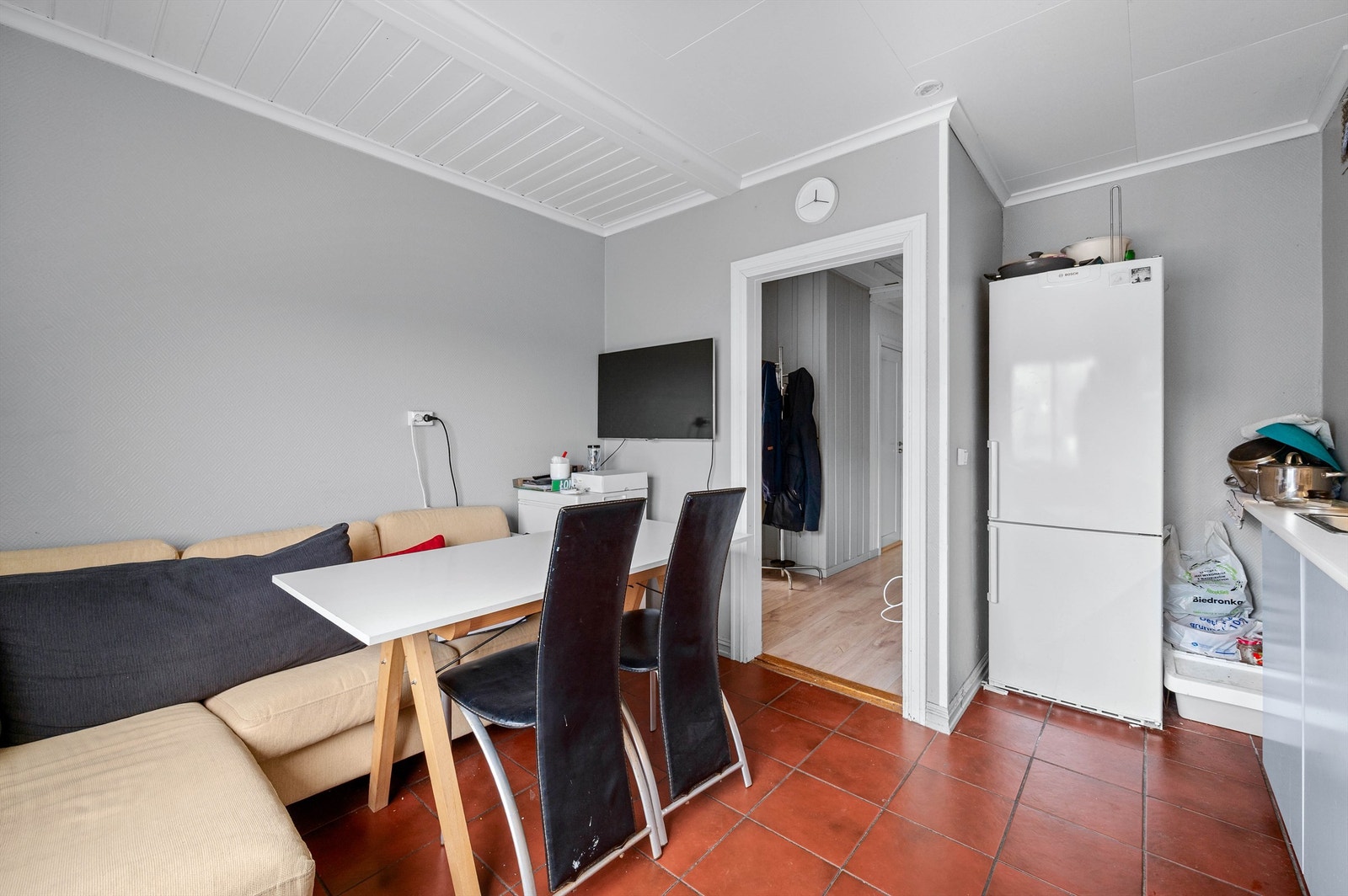 Fliser på gulv, malte vegger og malt panel samt plater i himling Galleribilde