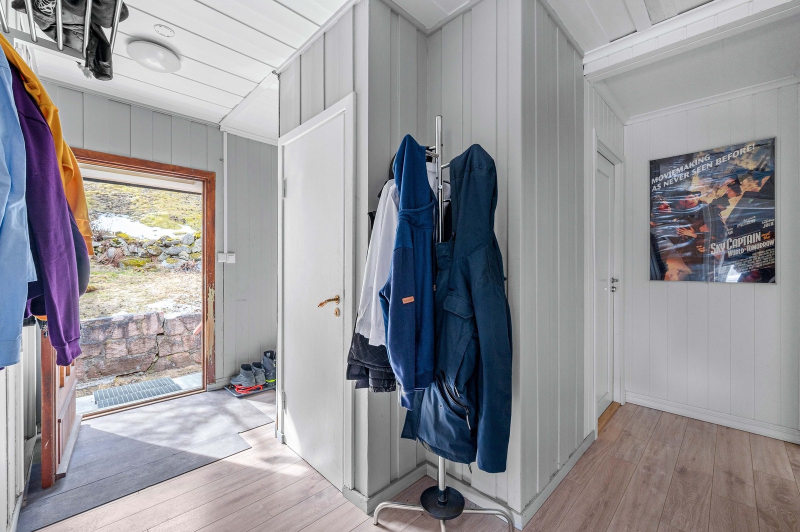 Entré/gang med tilgang til trappegang ned til underetasjen Galleribilde