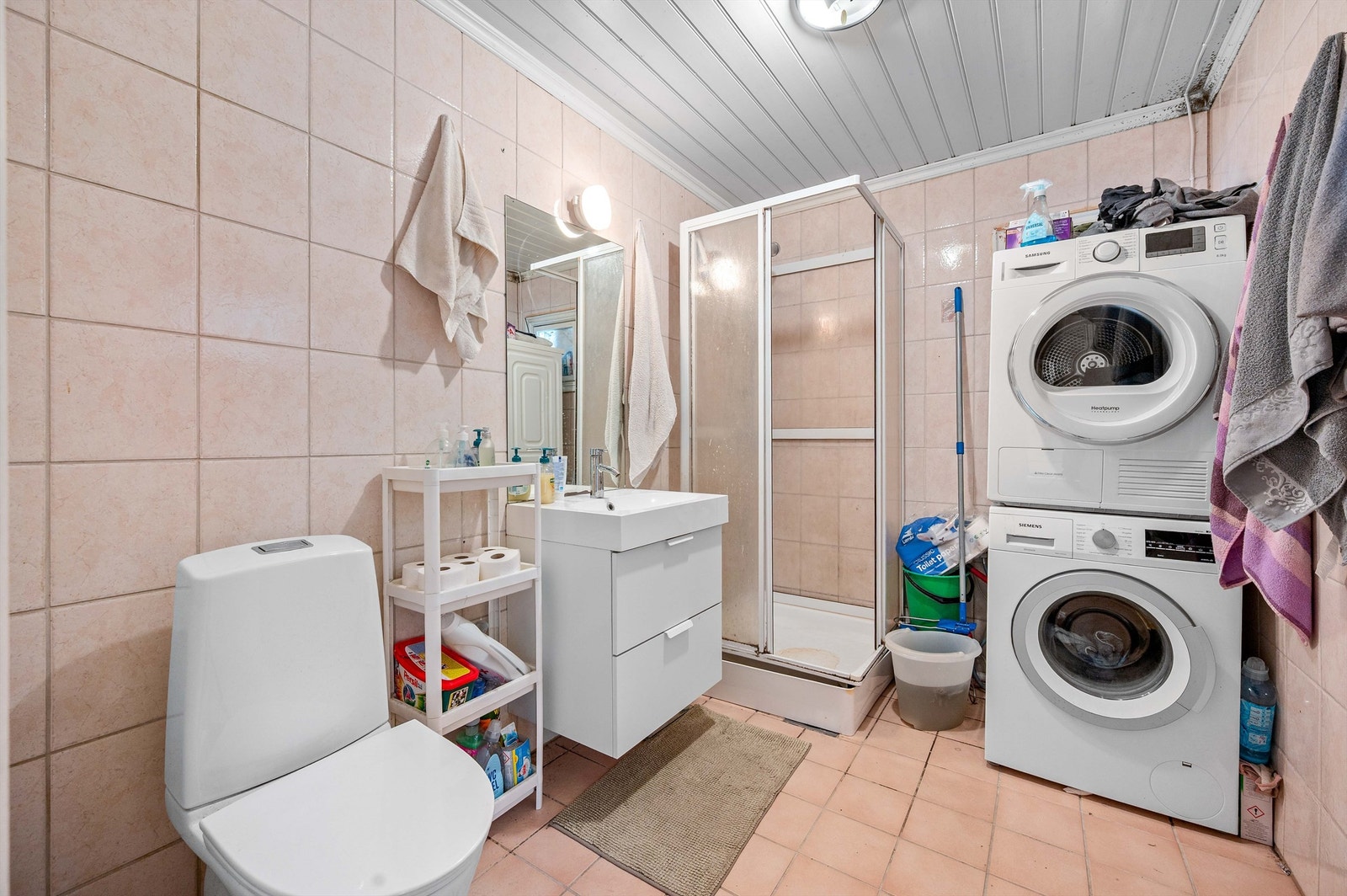 Flislagt bad i 1. etasje med dusjkabinett og gulvvarme Galleribilde