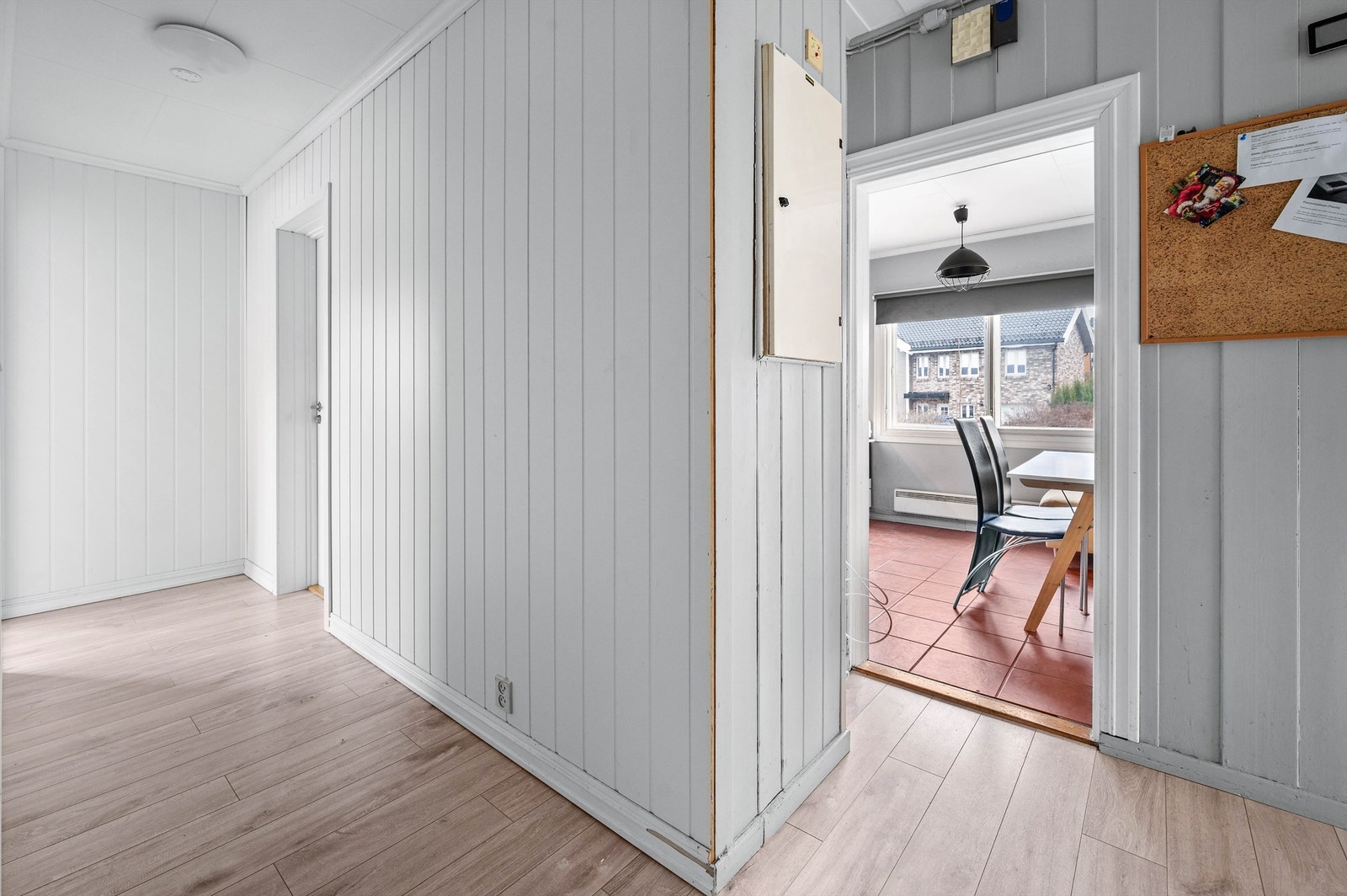 Gang med laminat på gulv, malt panel på vegger og plater i himling Galleribilde