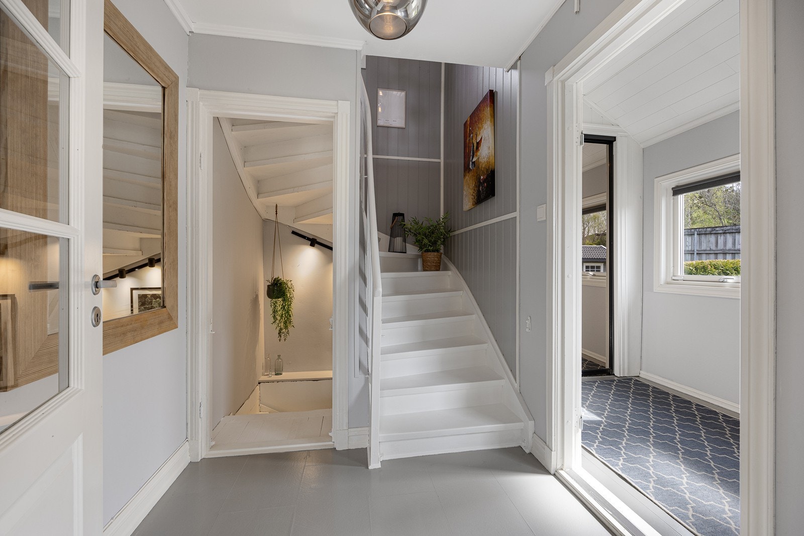 Fra gangen innenfor er det trapp opp til andre etasje og ned til kjelleretasjen Galleribilde