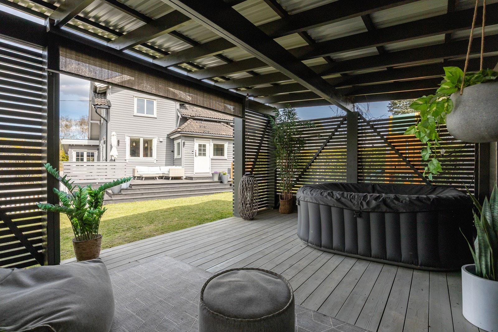 Hagestue/pergola hvor man kan nyte fine sommerdager Galleribilde