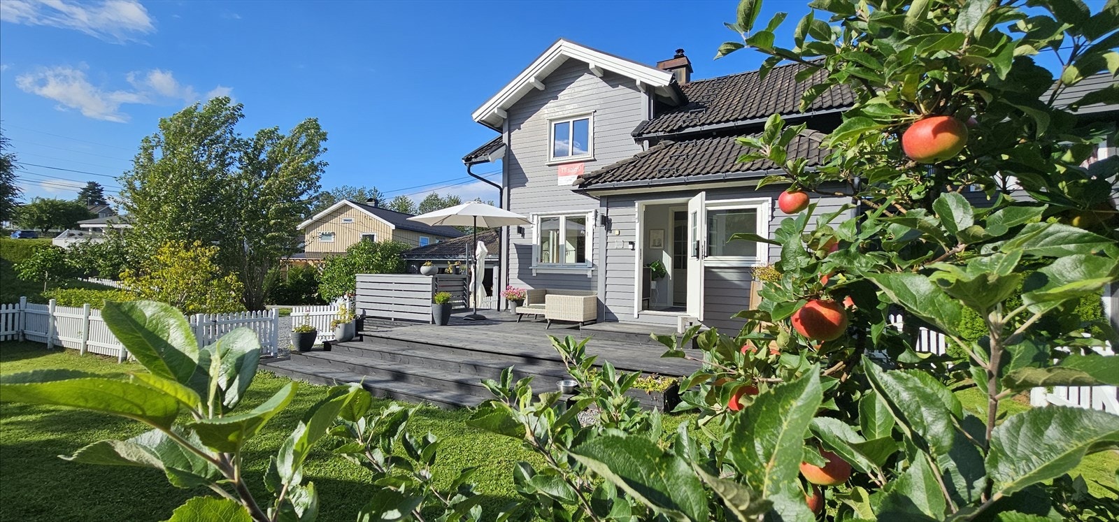 På sommeren er det flere blomstrende trær og hagen er et koselig sted å oppholde seg på fine sommerdager. Foto: Exponering Svein Michaelsen. Galleribilde