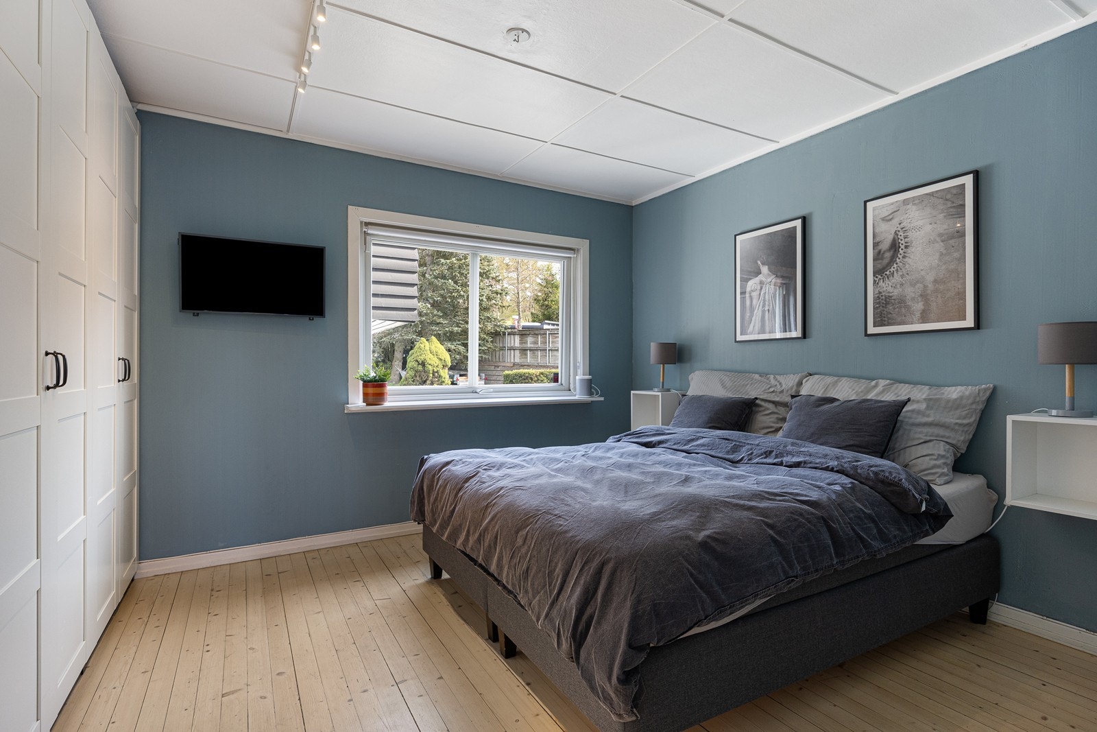 Det er til sammen fire fine soverom i boligen, hvorav det største soverommet ligger i første etasje Galleribilde