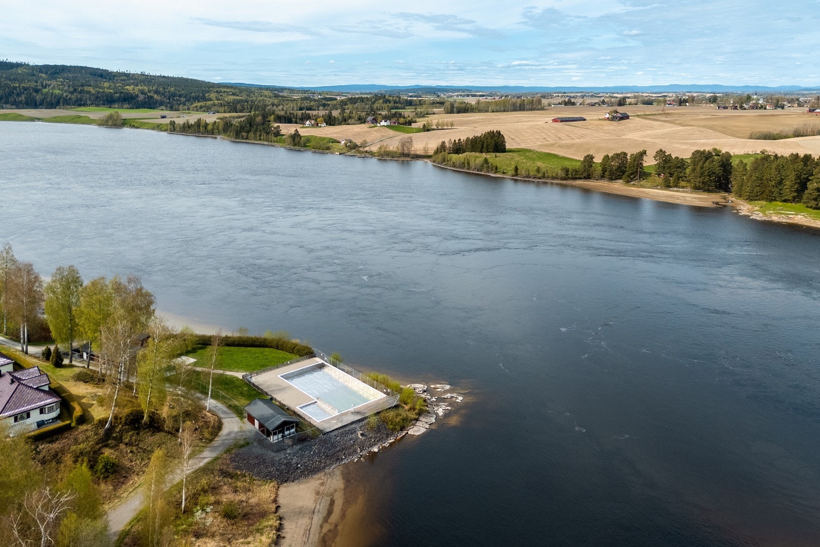 Kuskerudnebben er et utendørs badeanlegg som holder åpent hele sommeren, med temperert vann, kiosk, garderober og dusjanlegg Galleribilde