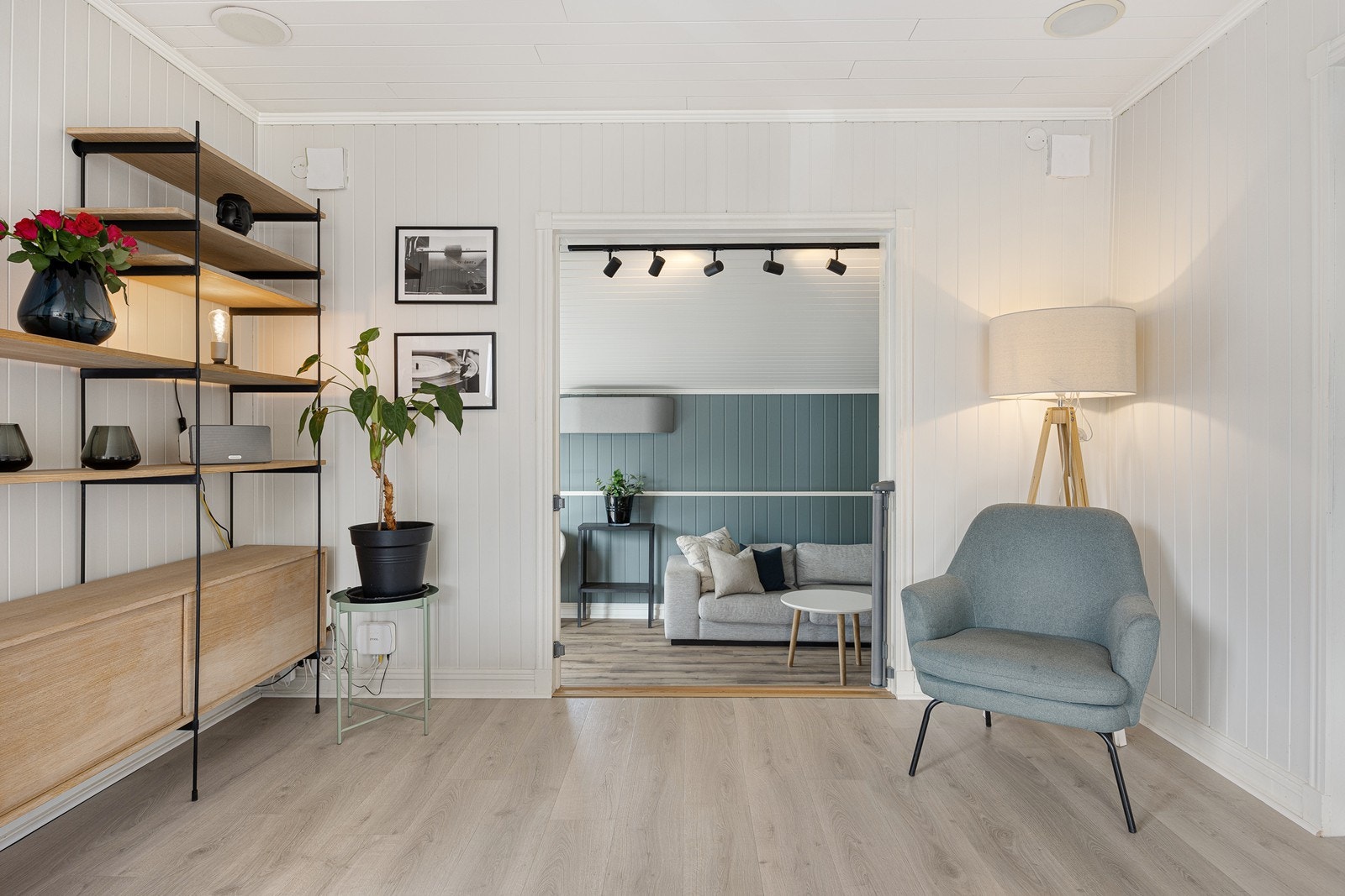 Stuen er bygd på i senere tid og ligger et par trinn ned fra spisestuen Galleribilde