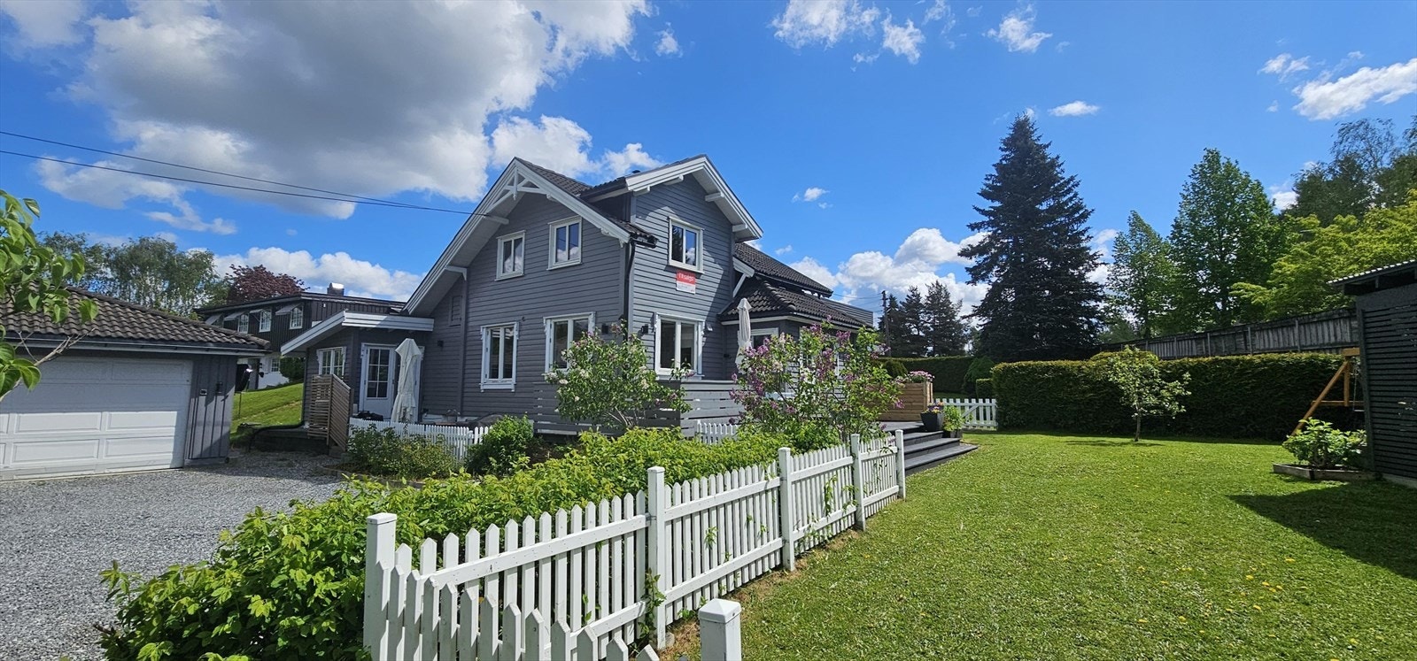 Bekkefaret 1 er en innholdsrik familiebolig med sentral beliggenhet! Galleribilde