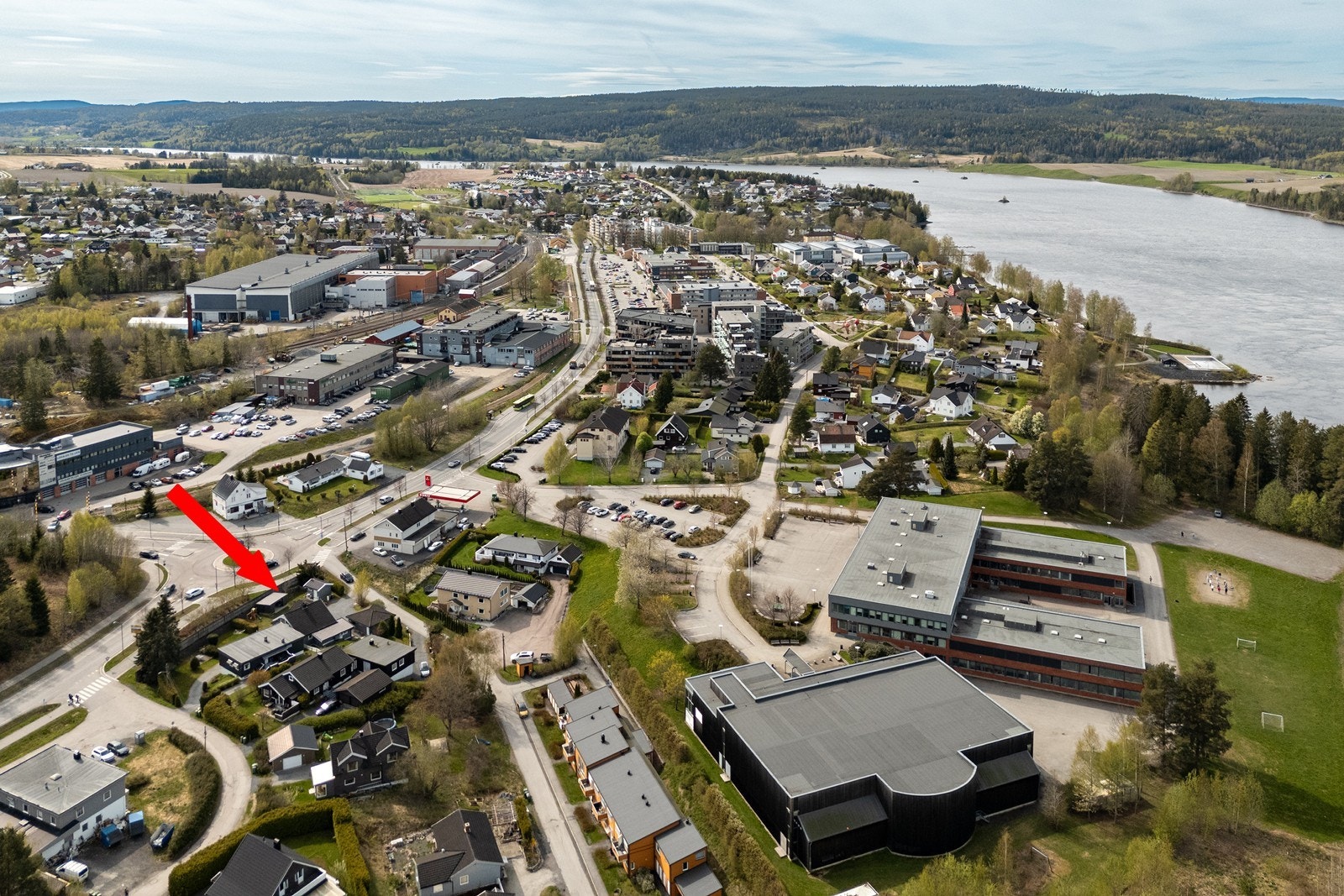 Eiendommen har en sentral beliggenhet på Sørumsand med gangavstand til "alt" Galleribilde