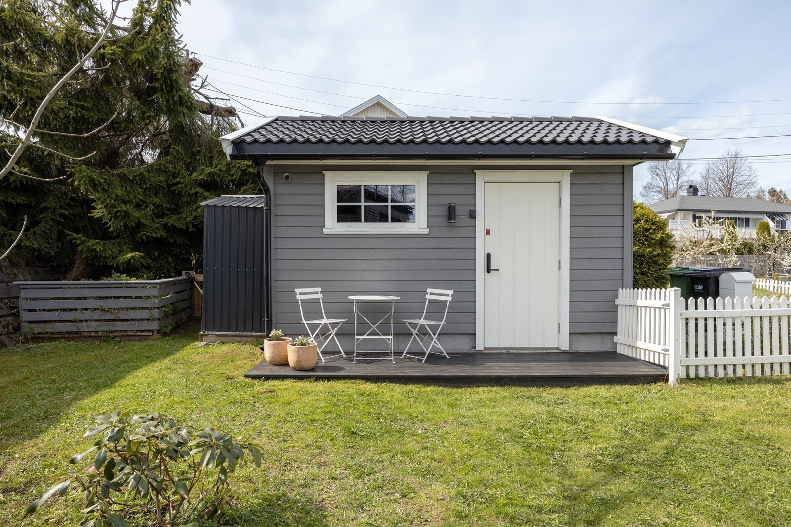 Frittstående utebod med en koselig platting Galleribilde