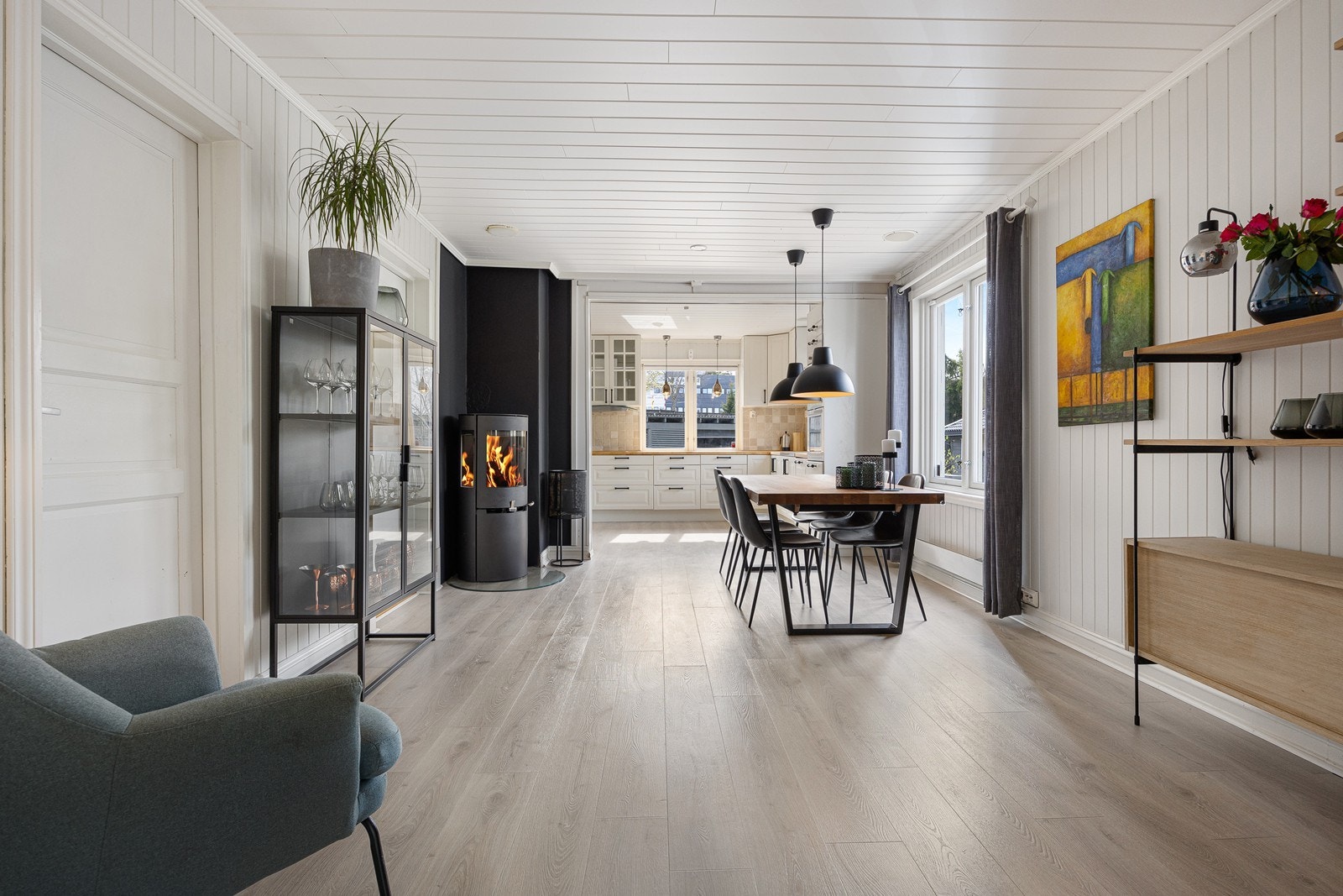 Boligen har et romslig og meget innbydende kjøkken i åpen løsning med spisestuen Galleribilde