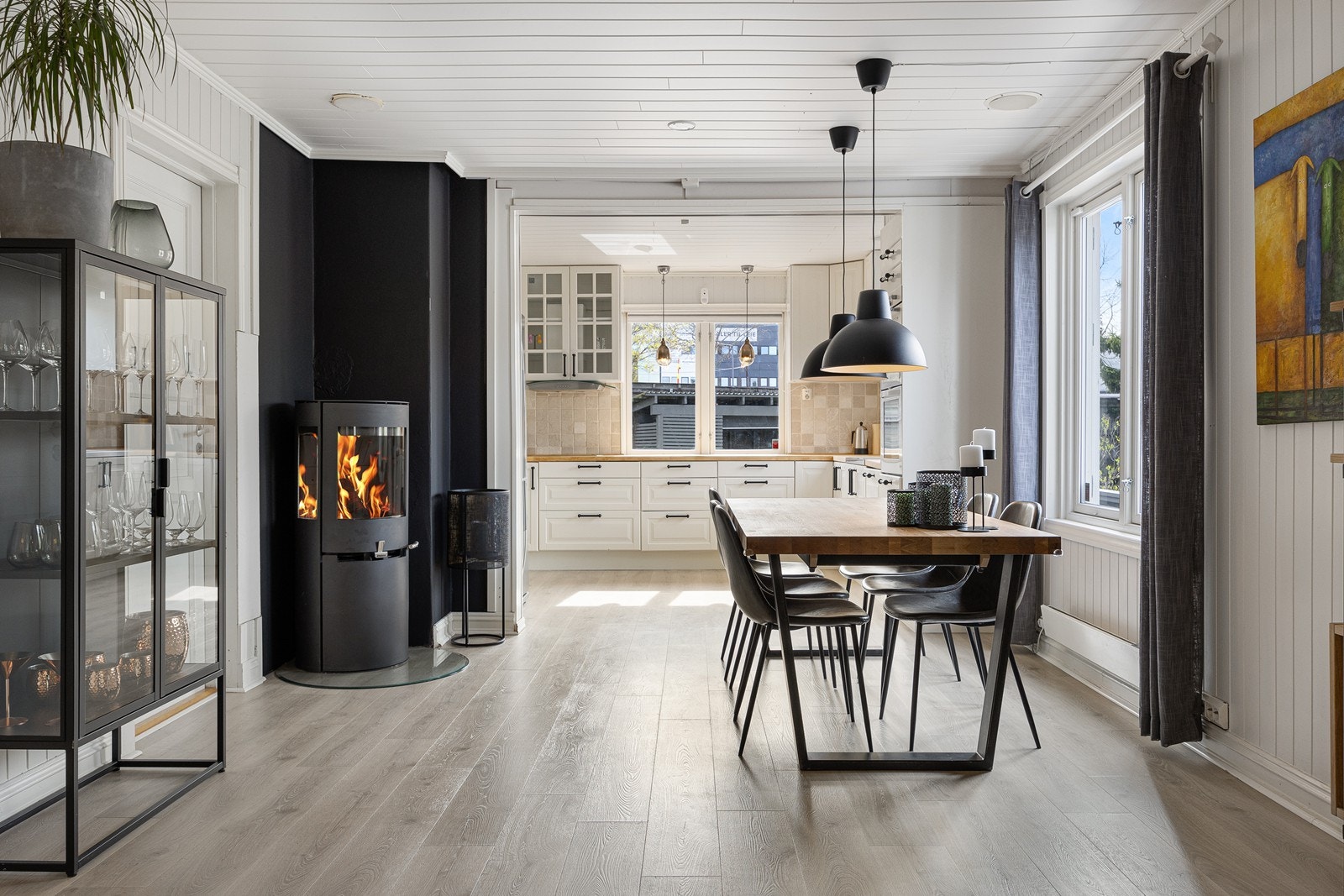 I spisestuedelen er det montert en stemningsfull peisovn for ekstra varme og hygge Galleribilde