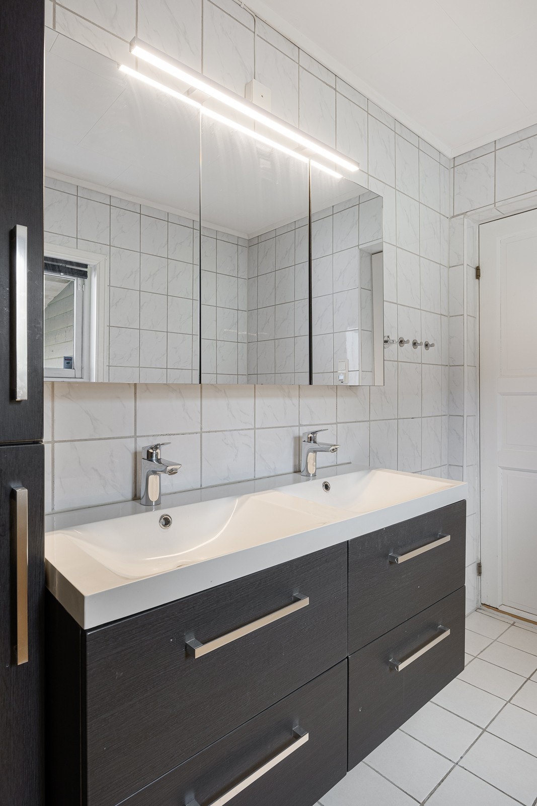 Over servanten er det montert speilskap med belysning Galleribilde