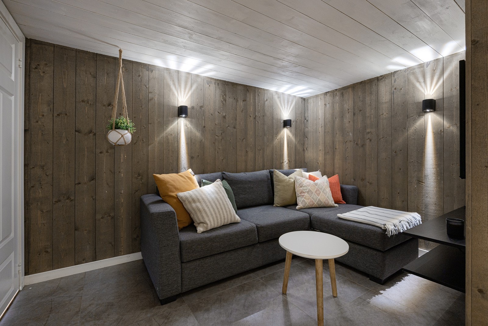 I kjelleren er det et disponibelt rom som er innredet som kjellerstue, noe som gir litt ekstra spillerom for familien. Rommet er ikke godkjent for varig opphold Galleribilde