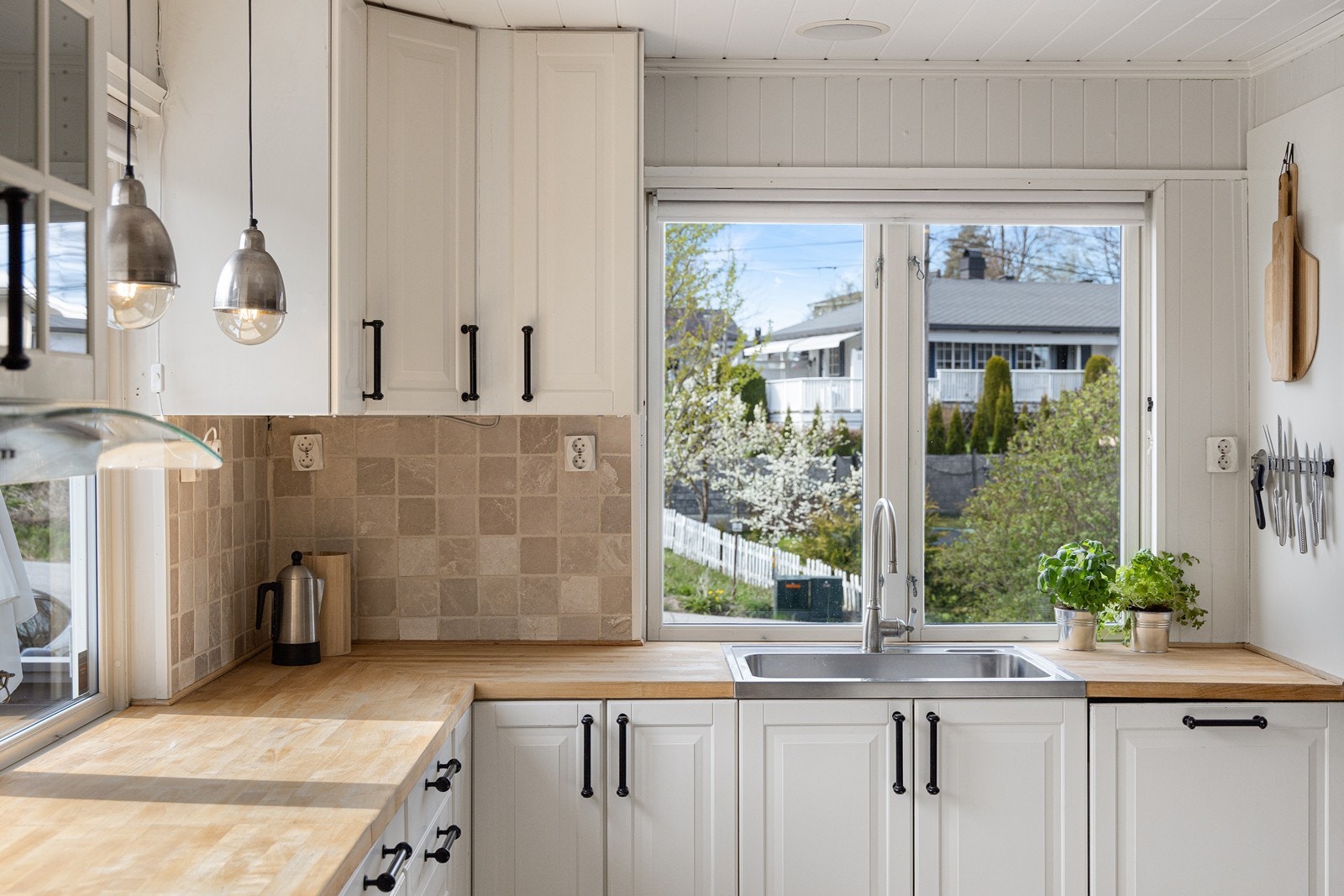 Store vinduer over benken slipper inn rikelig med ekstra arbeidslys på dagtid Galleribilde