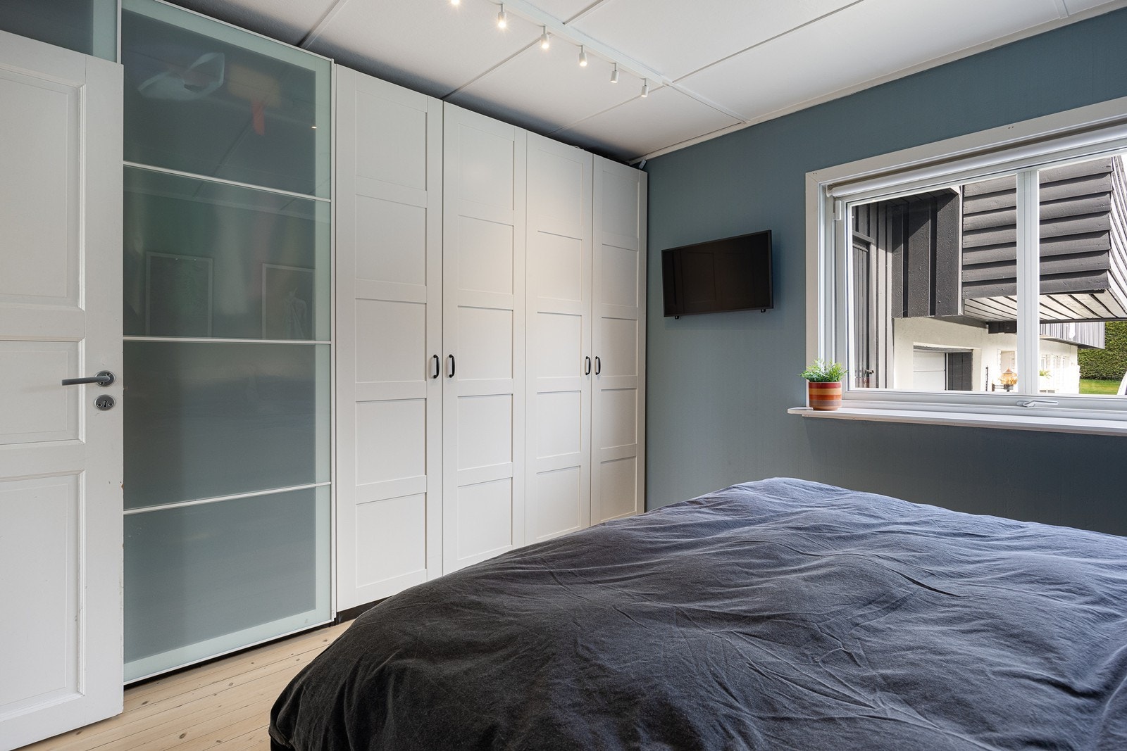 Soverommet i første etasje har tilhørende garderobeskap Galleribilde