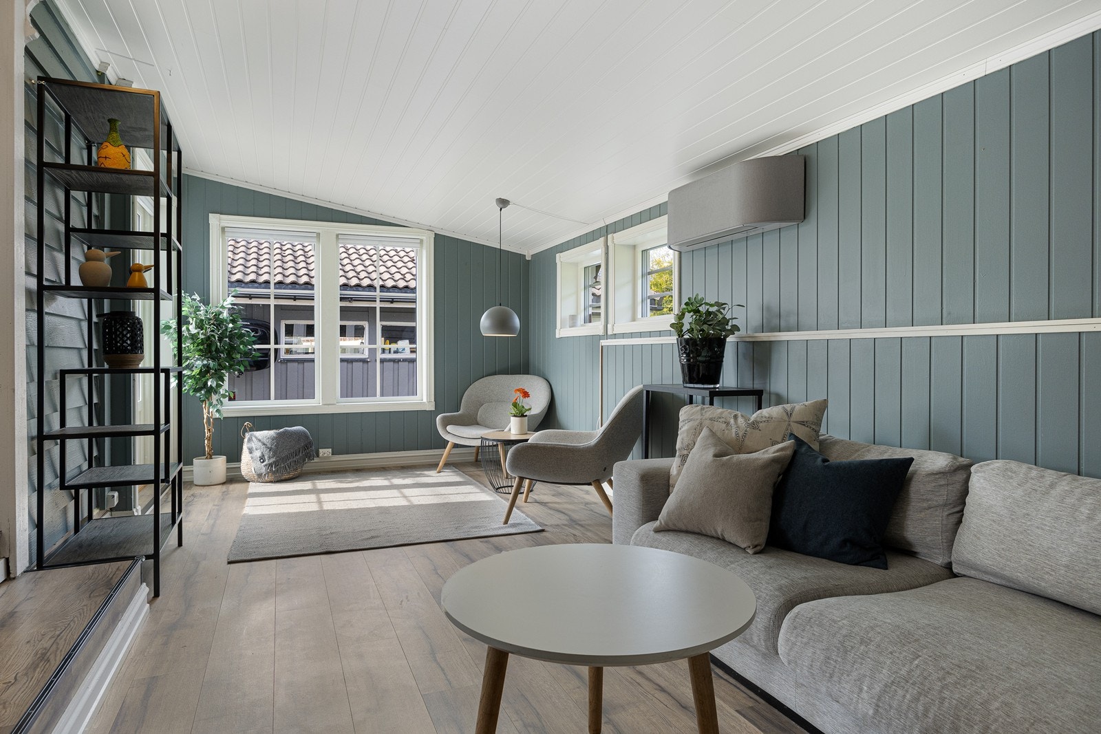 Rommet er pent innredet med enstavs laminatgulv, malte panelvegger og hvitt paneltak. En varmepumpe sørger for jevn varme Galleribilde