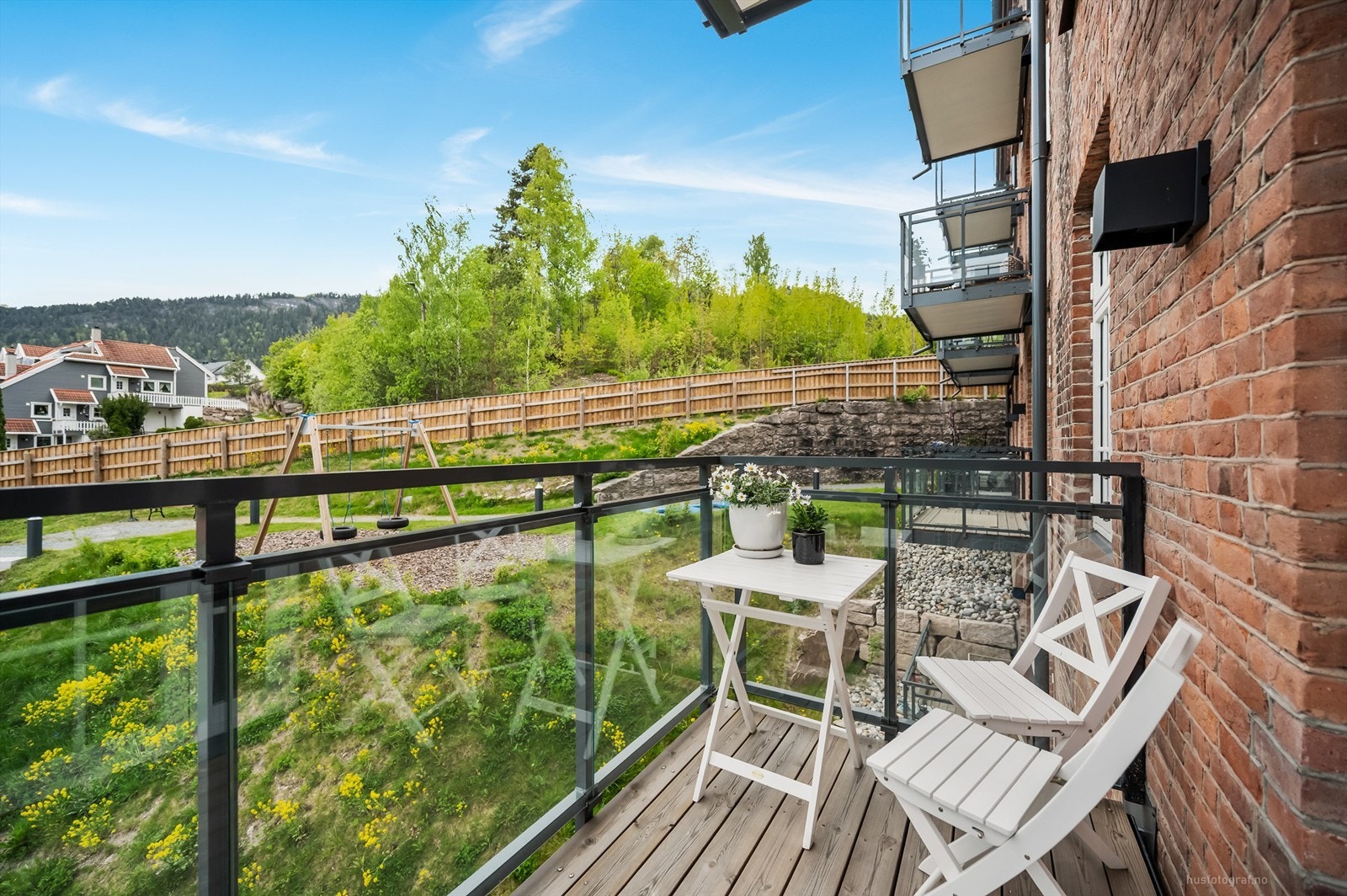 Overbygget sydvestvendt balkong på ca. 4 kvm med terrassebord og utvendig belysning Galleribilde