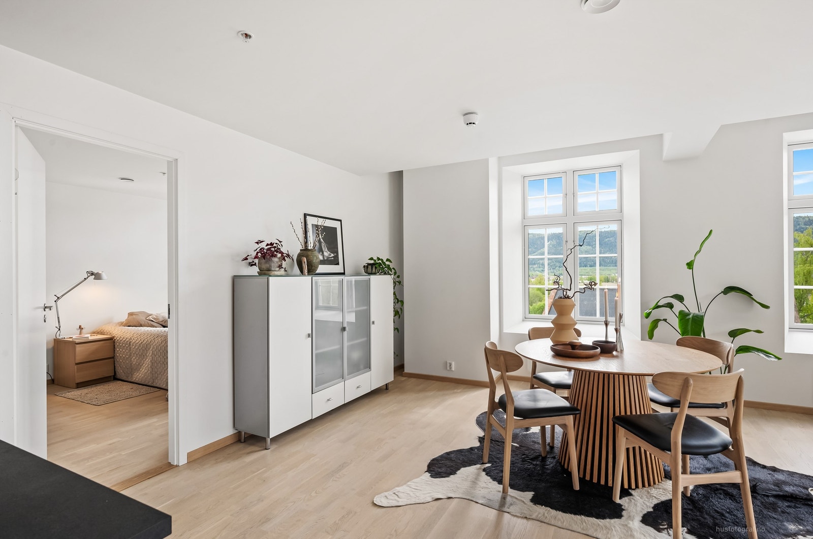 Godt med store vindusflater langs to yttervegger som gir godt med naturlig lysinnslipp Galleribilde