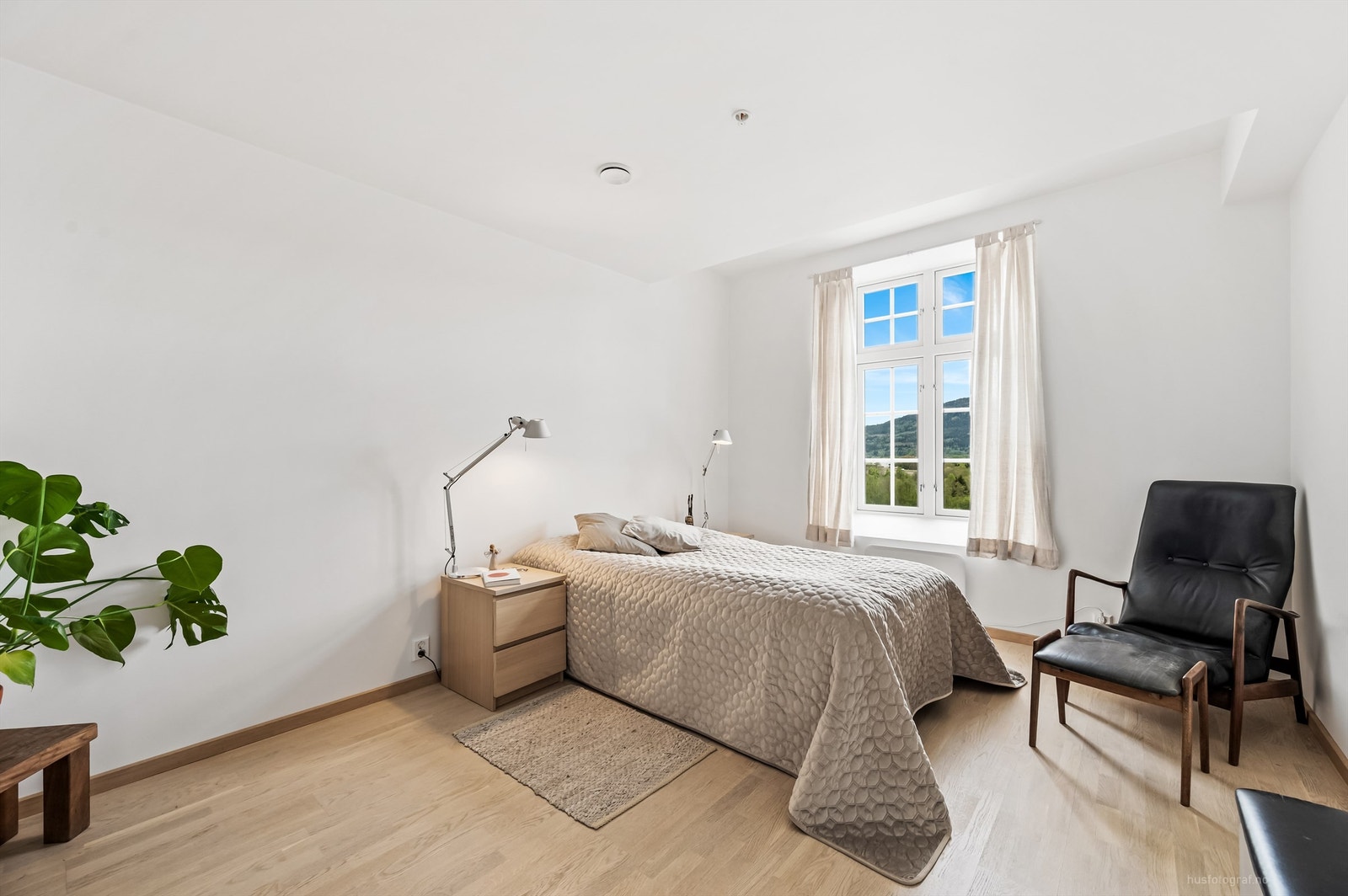 Soverom 1 (hovedsoverom) har en praktisk suiteløsning med direkte tilgang til egen walk-in og eget bad Galleribilde