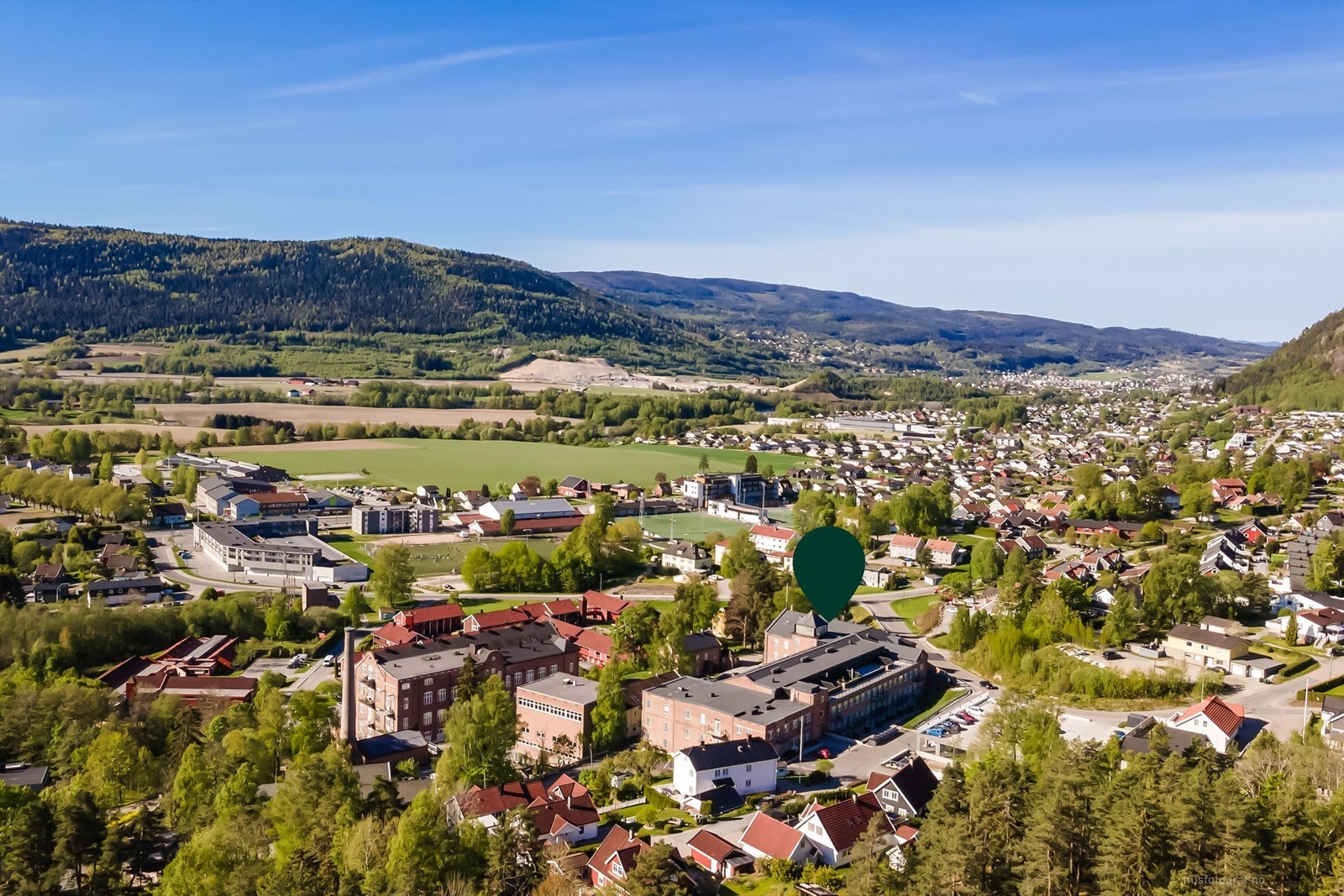Det er under 1 km til idrettsanlegg, barnehage, barneskole og ungdomsskole. Galleribilde