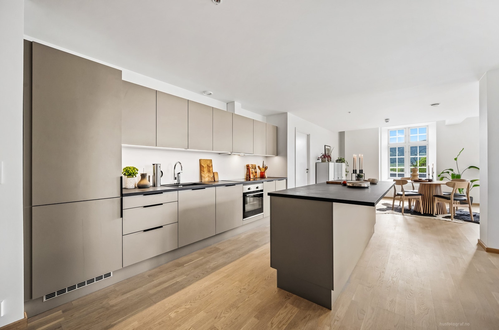 Moderne 4-roms leilighet beliggende i hjørnet av 2. etasje Galleribilde