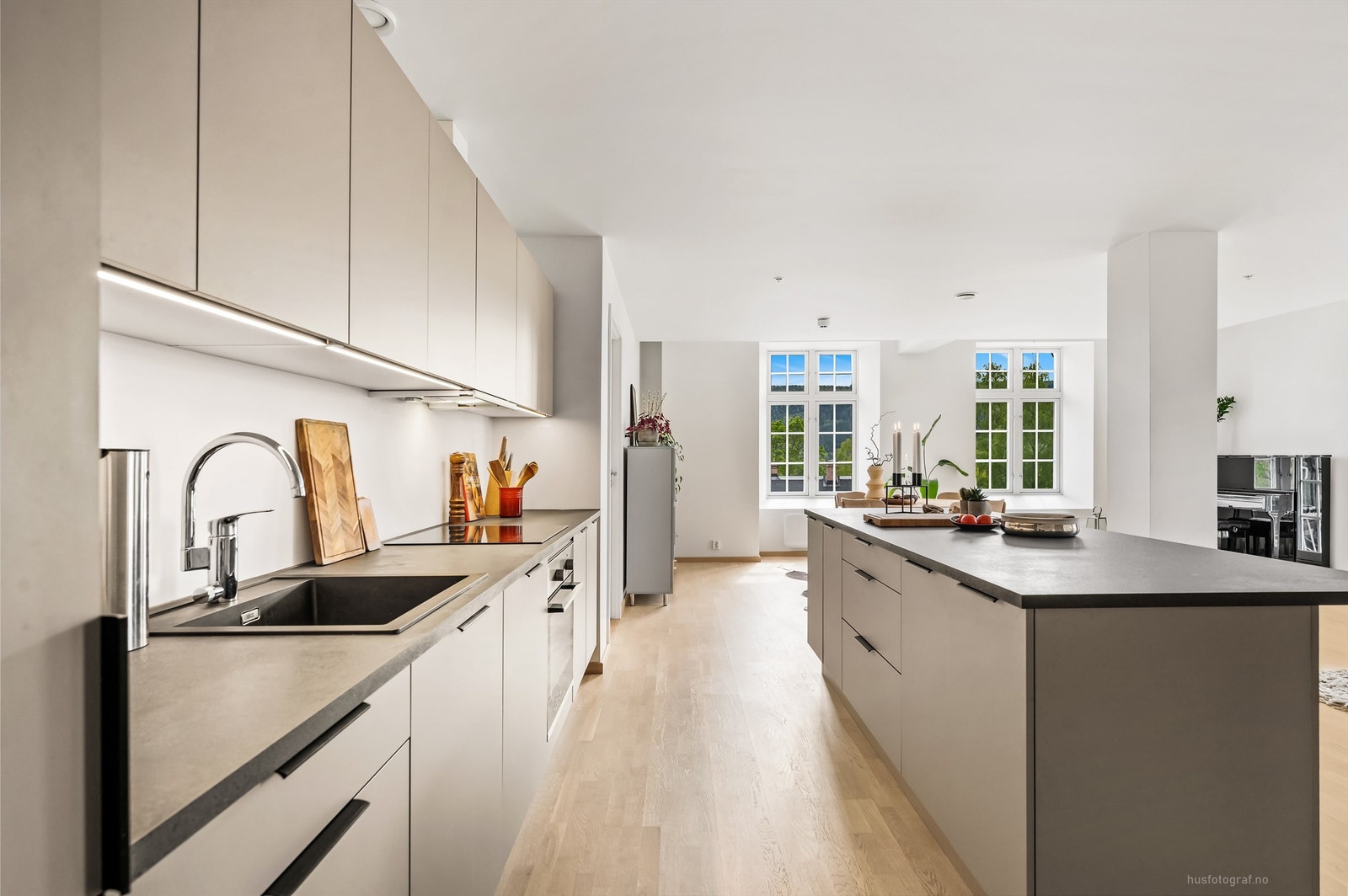 Moderne og delikat HTH-kjøkkeninnredning med helintegrerte hvitevarer Galleribilde