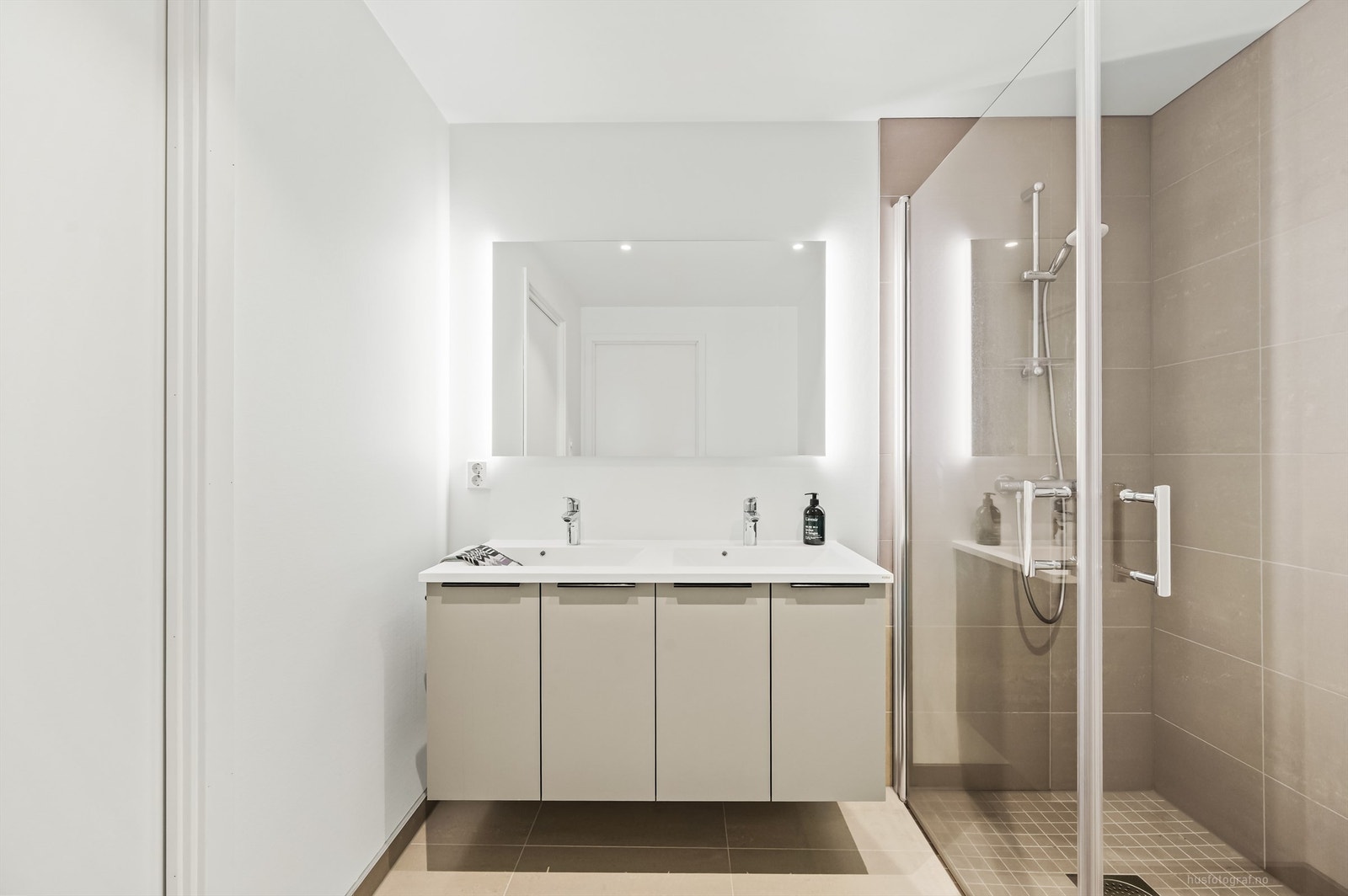 Bad 2 med downlights i tak og gulvvarme Galleribilde