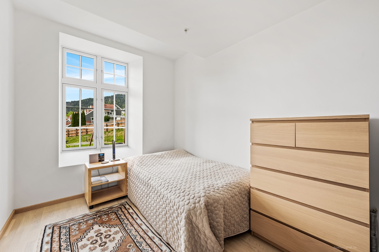 Også soverom 3 parkett, malte flater og helsparklet himling. Galleribilde