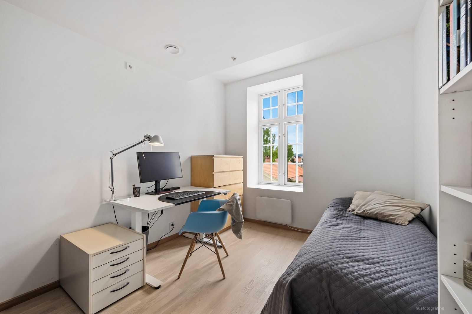 Soverom 2 med parkett på gulv, malte vegger og malt himling Galleribilde