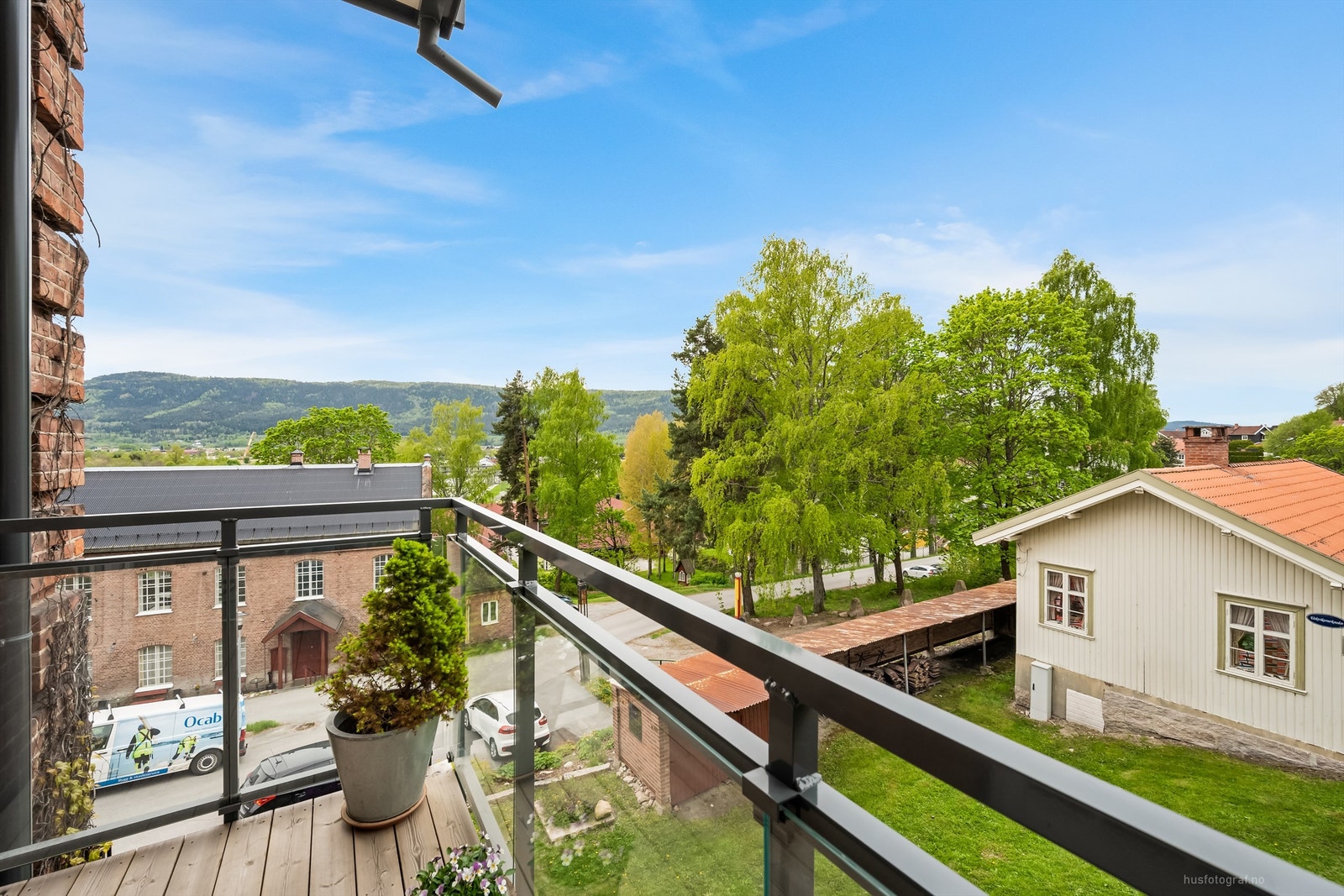 Overbygget sydvestvendt balkong på ca. 6 kvm med terrassebord og utvendig belysning Galleribilde