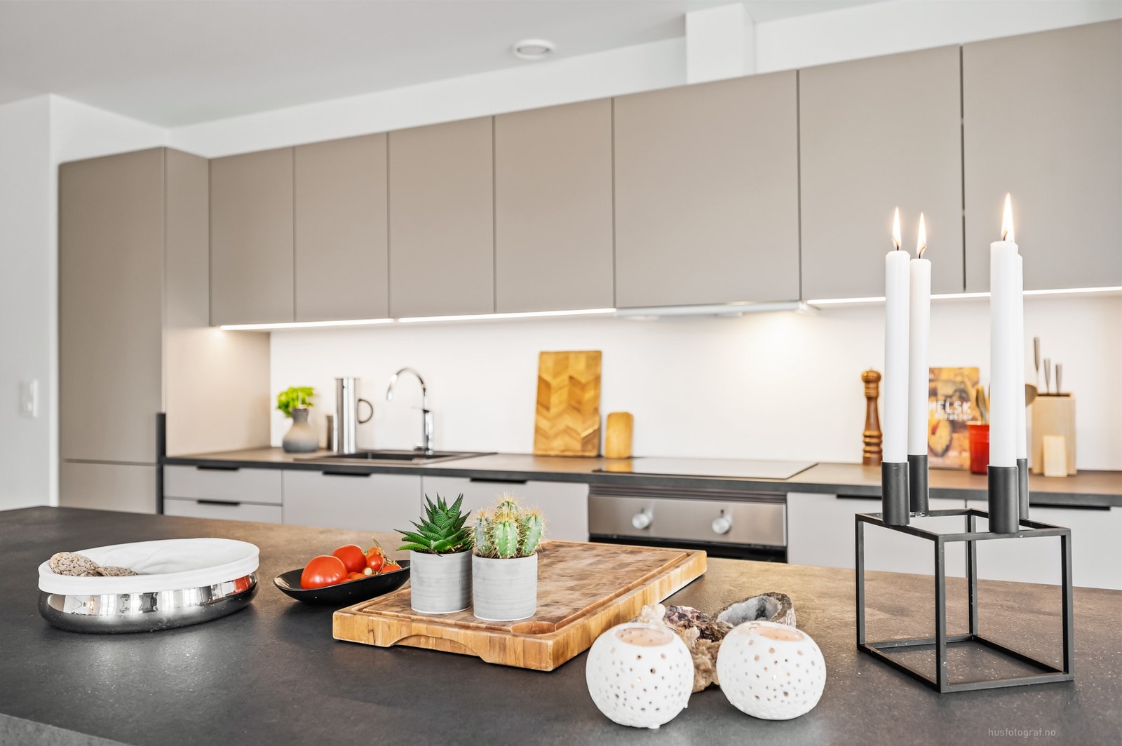 Tilsvarende utførelse på en praktisk kjøkkenøy som har barløsning og en arbeidsbenk av god størrelse Galleribilde