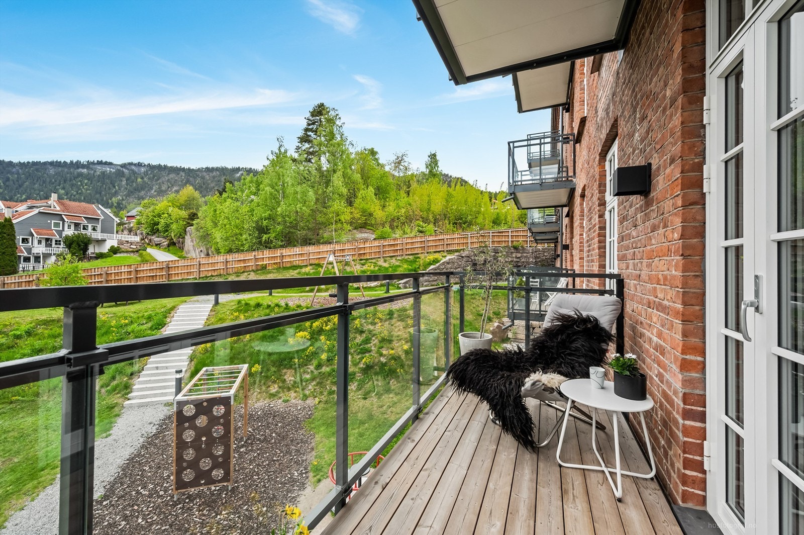 Balkongen har sol fra ca. kl. 14.00 til 21.00 (midtsommerstid) iflg. selger Galleribilde