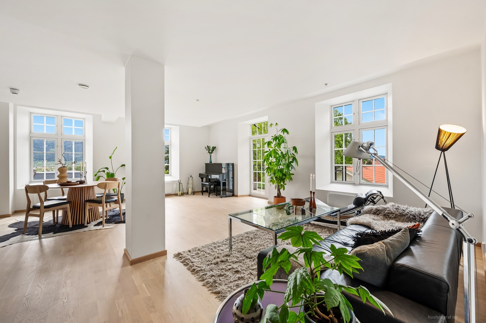 Lys og luftig stue med åpen løsning mot kjøkkenet, og god plass til flere møbelgrupper. Galleribilde