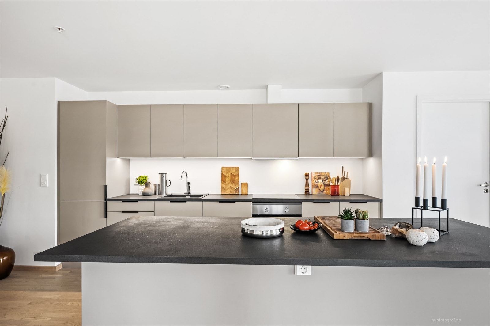 Lysarmaturer under overskap og benkeplater av laminat Galleribilde