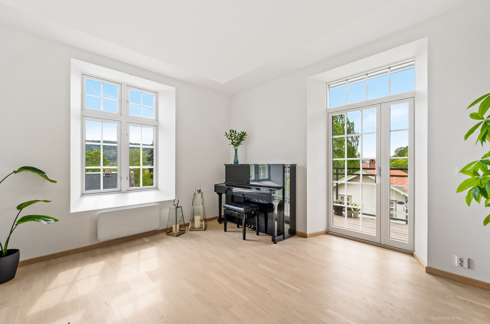 Stor stue med takhøye vinduer og godt gjennomlys. Galleribilde