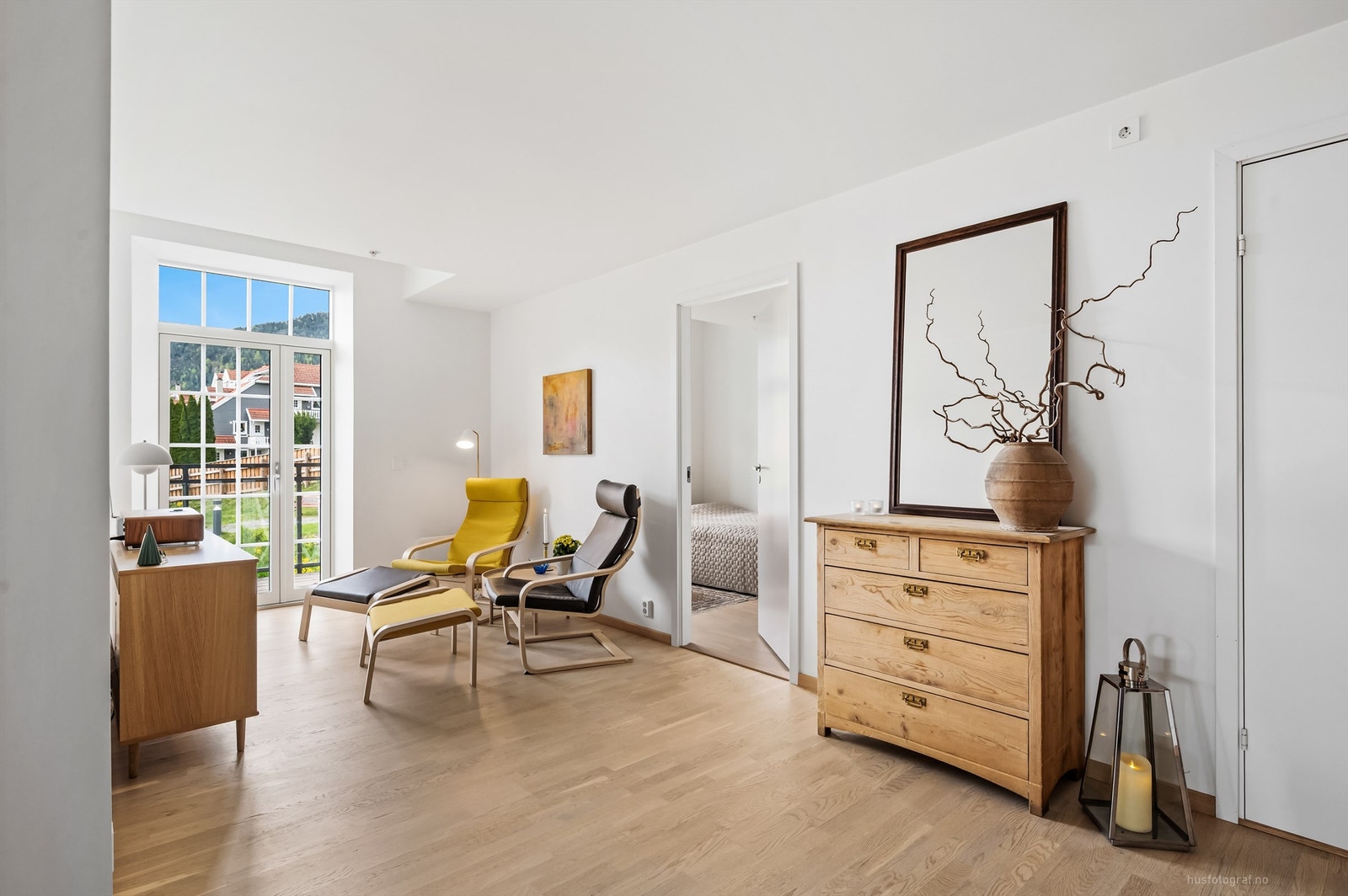 Ekstra stue/gang med sittegruppe og utgang til balkong Galleribilde