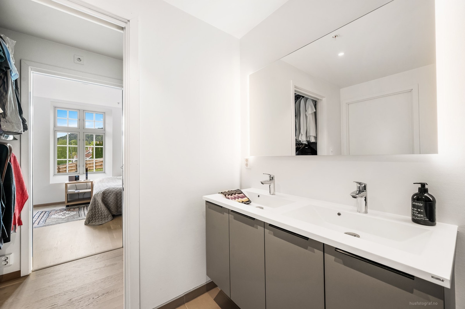 Bad 2 med heldekkende dobbelservant over servantskap i glatt utførelse Galleribilde