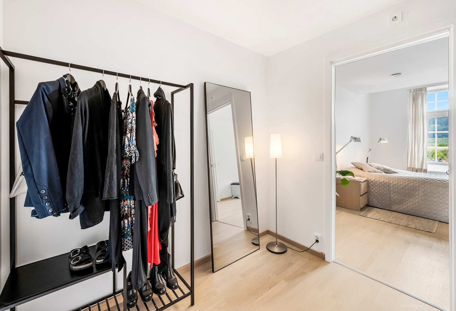 Praktisk walk-in i tilknytning til hovedsoverommet Galleribilde