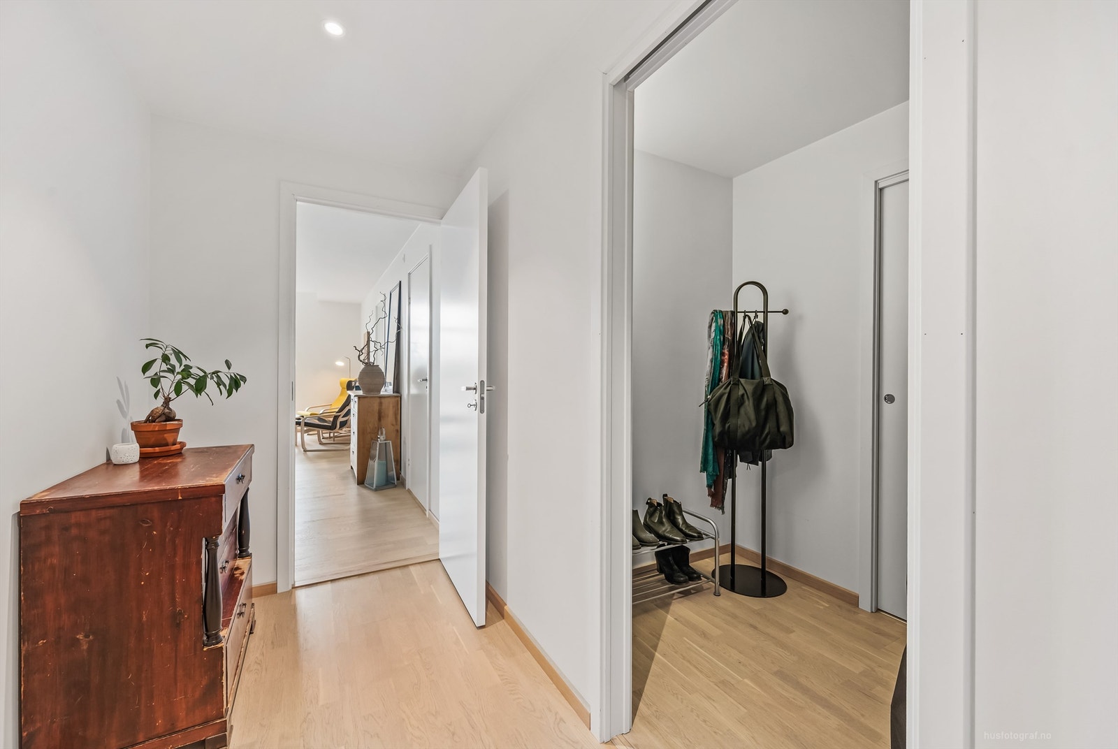 Entré med tilgang til to boder via skyvedører Galleribilde