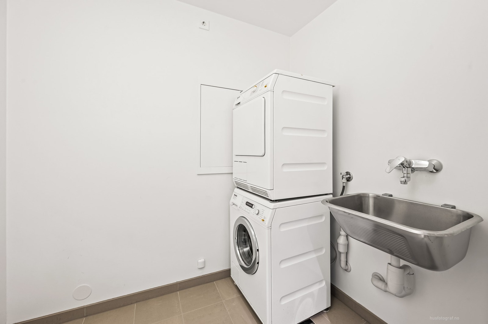 Praktisk vaskerom med vegghengt utslagsvask og gulvvarme Galleribilde