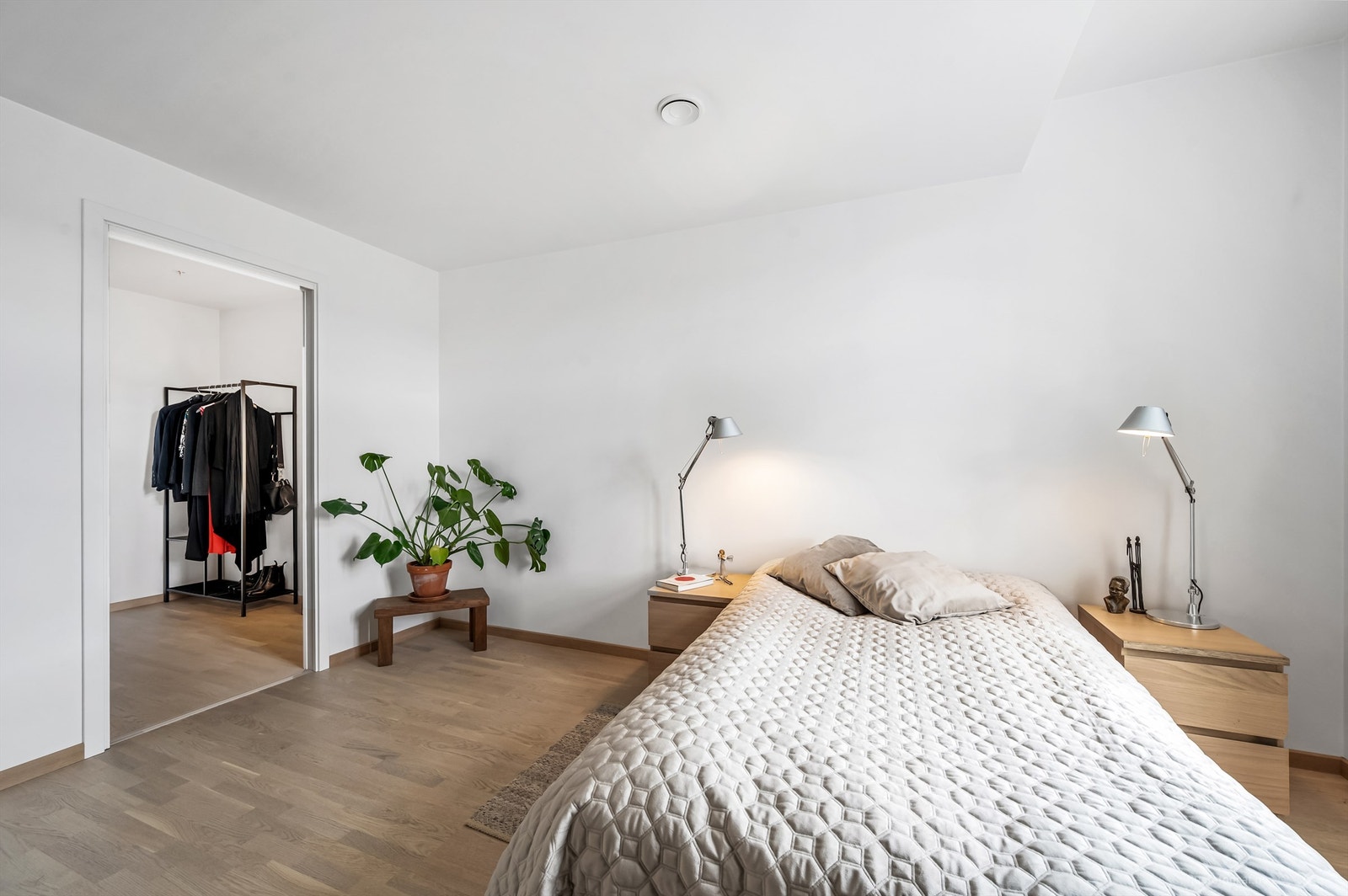 Soverom med parkett på gulv, malte vegger og malt himling Galleribilde