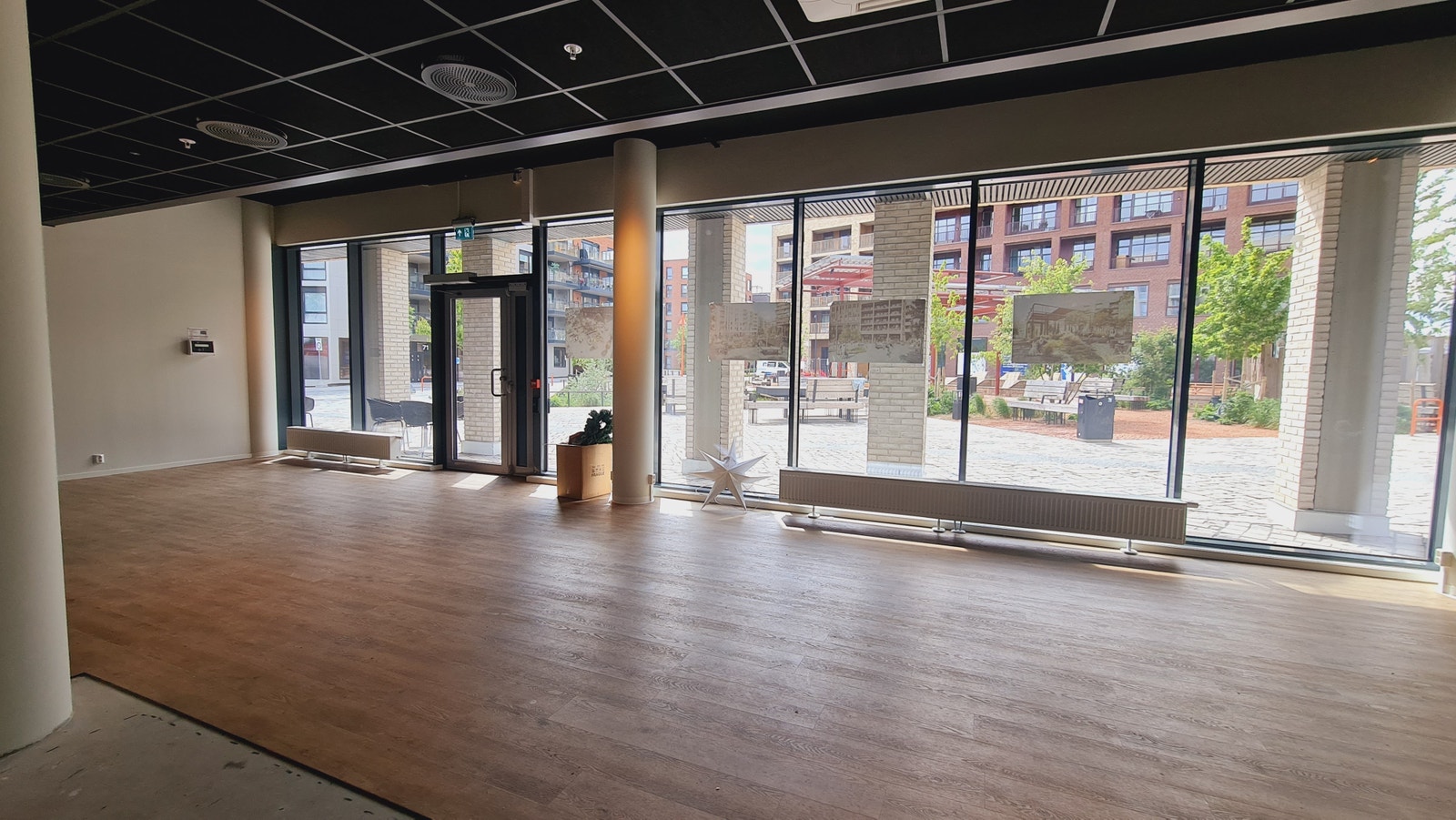 Lys og åpen planløsning med store vindusflater som gir godt arbeidslys Galleribilde