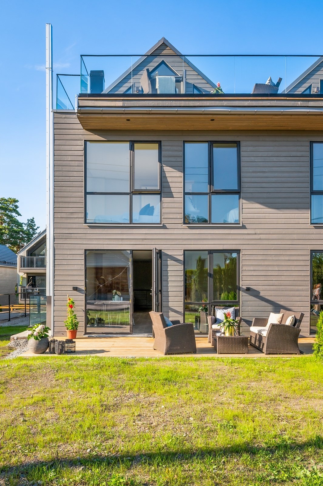 Solrik hage og markterrasse. Galleribilde