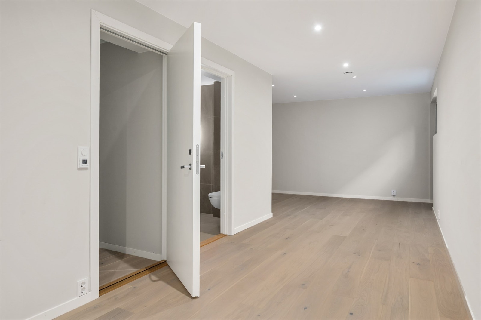 Del av underetasje med egen inngang. Galleribilde